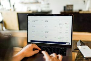 Ordinateur affichant un tableau de bord de gestion financière